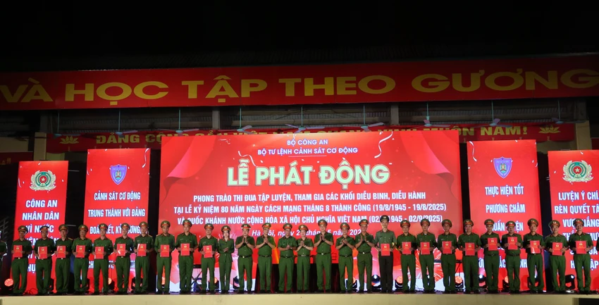Luc-luong-Cong-an-nhan-dan-quyet-tam-hoan-thanh-xuat-sac-nhiem-vụ-A80-2.JPG