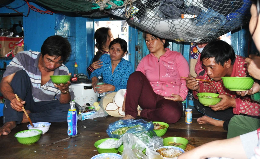 Nghi tàu nước ngoài cố tình tông chìm tàu cá Việt Nam ở Hoàng Sa ảnh 7 Nghi tàu nước ngoài cố tình tông chìm tàu cá Việt Nam ở Hoàng Sa ảnh 7