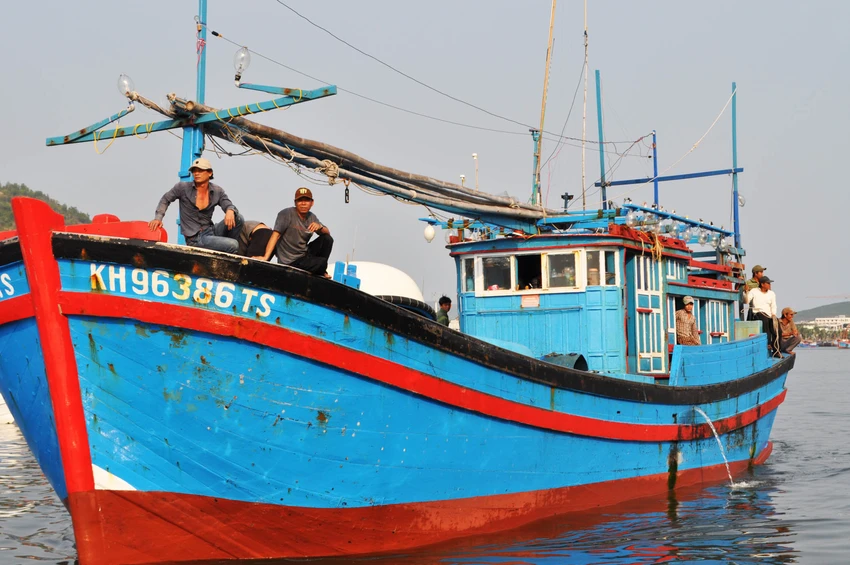 Nghi tàu nước ngoài cố tình tông chìm tàu cá Việt Nam ở Hoàng Sa ảnh 1 Nghi tàu nước ngoài cố tình tông chìm tàu cá Việt Nam ở Hoàng Sa ảnh 1