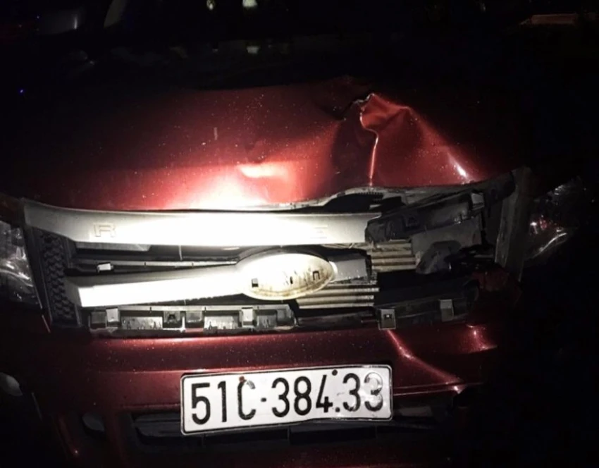 xe bán tải gây tai nạn