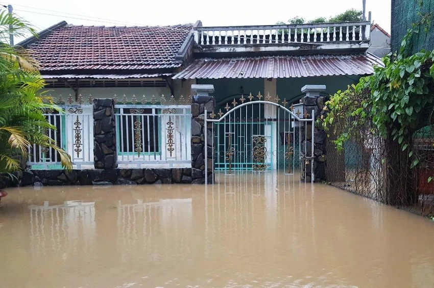 Nhiều khu dân cư ở TP Tuy Hòa vẫn còn bị ngập. Ảnh: TẤN LỘC
