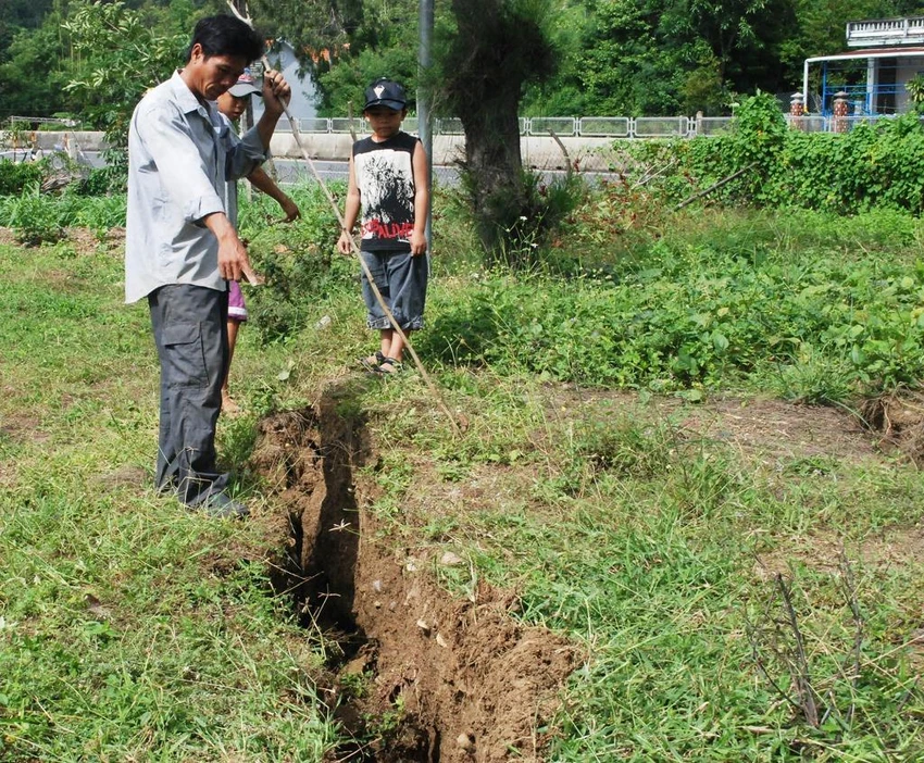 Sụt lún quốc lộ 1, nhiều ngôi nhà bị hỏng nặng ảnh 2 Một đoạn sụt lún cạnh quốc lộ 1 đoạn qua dốc Vườn Xoài thuộc phường Xuân Đài, thị xã Sông Cầu. Ảnh: KHẮC NHO