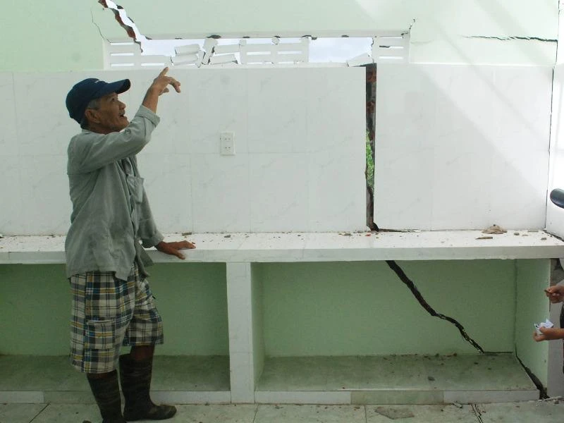 Sụt lún quốc lộ 1, nhiều ngôi nhà bị hỏng nặng ảnh 1 Ngôi nhà của ông Nguyễn Mạnh Thung (ở phường Xuân Đài, thị xã Sông Cầu, Phú Yên) bị nứt vỡ nghiêm trọng do quốc lộ 1 sụt lún. Ảnh: KHẮC NHO