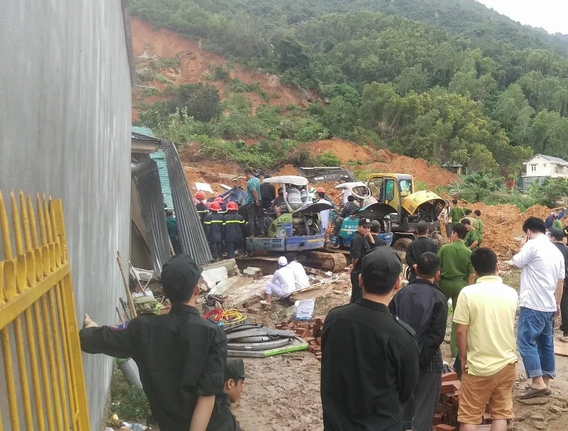 Sạt lở núi kinh hoàng ở Nha Trang, 10 người thương vong ảnh 1 Sạt lở núi kinh hoàng ở Nha Trang, 10 người thương vong ảnh 1