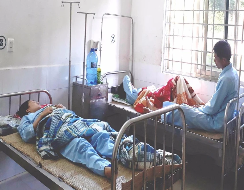 Các bệnh nhân bị ngộ độc đang điều trị tại BV Đa khoa Phú Yên. 