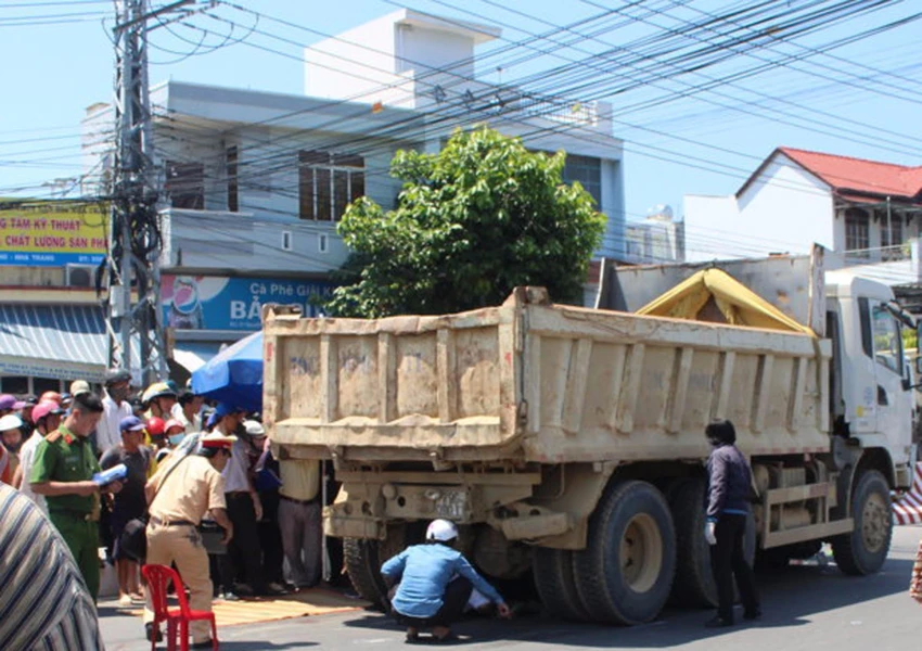 Xe ben kéo lê người chạy xe ôm vào gầm ảnh 2