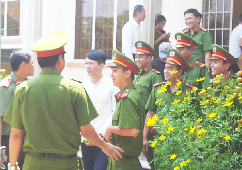 Phiên tòa rối loạn vì bị cáo… đủ 18 tuổi ảnh 4 Phiên tòa rối loạn vì bị cáo… đủ 18 tuổi ảnh 4