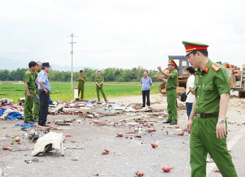 Lưỡi máy ủi chém thân xe khách khiến 5 người chết thảm ảnh 7 Lưỡi máy ủi chém thân xe khách khiến 5 người chết thảm ảnh 7