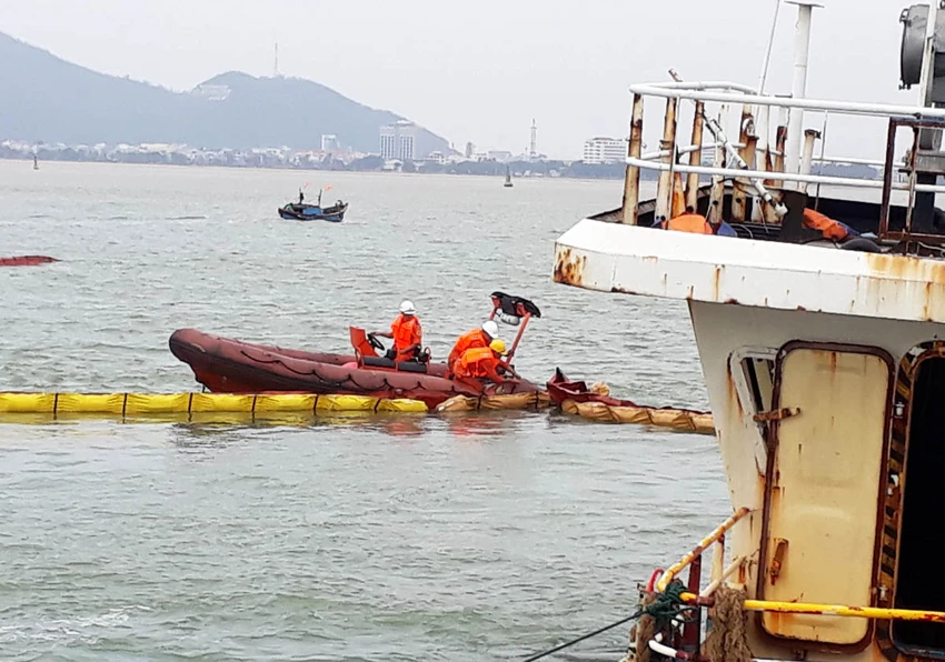 Bắt đầu hút dầu để trục vớt tám tàu chìm ở Quy Nhơn ảnh 2 Bắt đầu hút dầu để trục vớt tám tàu chìm ở Quy Nhơn ảnh 2