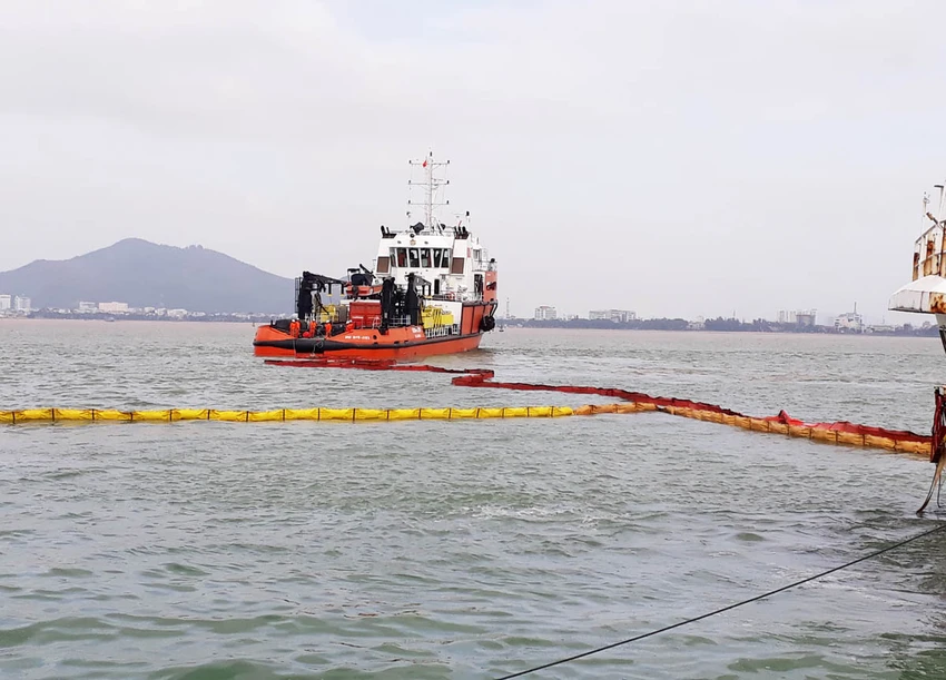 Bắt đầu hút dầu để trục vớt tám tàu chìm ở Quy Nhơn ảnh 3 Bắt đầu hút dầu để trục vớt tám tàu chìm ở Quy Nhơn ảnh 3