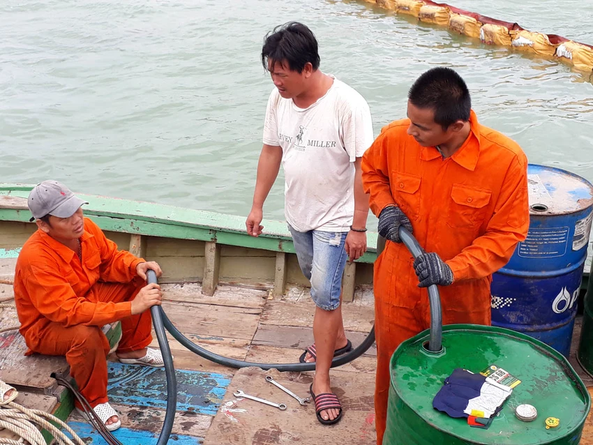 Bắt đầu hút dầu để trục vớt tám tàu chìm ở Quy Nhơn ảnh 1 Bắt đầu hút dầu để trục vớt tám tàu chìm ở Quy Nhơn ảnh 1