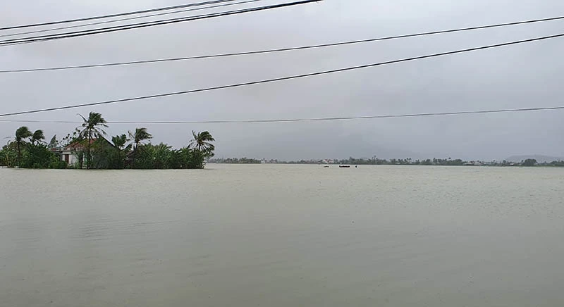Bão vừa tan, nhiều làng ở Phú Yên hối hả chạy lũ ảnh 9 Bão vừa tan, nhiều làng ở Phú Yên hối hả chạy lũ ảnh 9