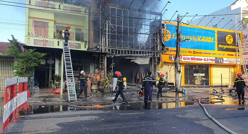 Lửa thiêu rụi trung tâm điện máy ở Phú Yên ảnh 5 Lửa thiêu rụi trung tâm điện máy ở Phú Yên ảnh 5