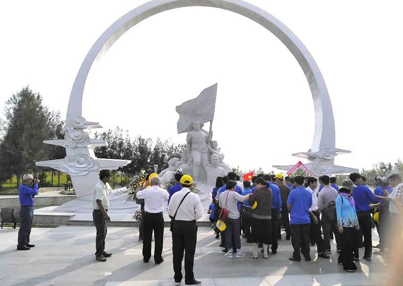 Thủ tướng Phạm Minh Chính dâng hương tưởng niệm các liệt sĩ Gạc Ma ảnh 7 Thủ tướng Phạm Minh Chính dâng hương tưởng niệm các liệt sĩ Gạc Ma ảnh 7