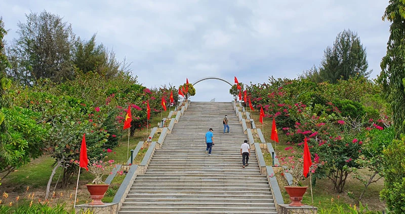 Hàng ngàn người đến Khu tưởng niệm tri ân 'Những người nằm lại phía chân trời' ảnh 12 Hàng ngàn người đến Khu tưởng niệm tri ân 'Những người nằm lại phía chân trời' ảnh 12