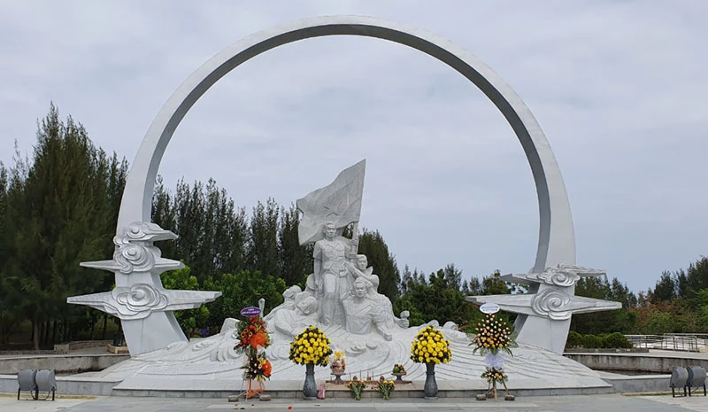 Hàng ngàn người đến Khu tưởng niệm tri ân 'Những người nằm lại phía chân trời' ảnh 11 Hàng ngàn người đến Khu tưởng niệm tri ân 'Những người nằm lại phía chân trời' ảnh 11