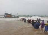 Hàng chục tàu thuyền ở Phú Yên bị chìm do mưa, gió bất thường