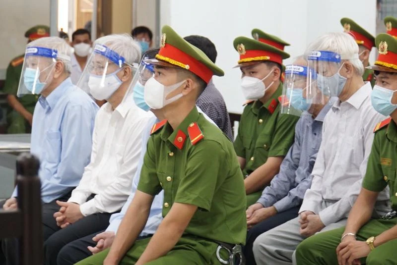 Các bị cáo nghe tòa tuyên án. Ảnh: HUỲNH HẢI