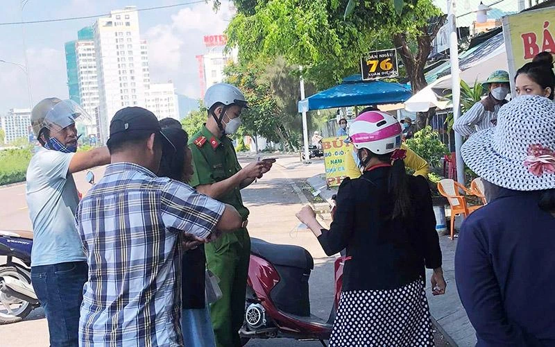 Công an đến giải quyết vụ việc tại quán bánh xèo. Ảnh: LH Công an đến giải quyết vụ việc tại quán bánh xèo. Ảnh: LH