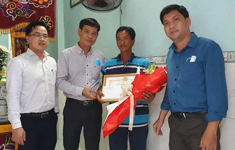 Lãnh đạo UBND TP Tuy Hòa khen thưởng ông Lê Thanh Ngọc. Ảnh: HÒA HIỆP Lãnh đạo UBND TP Tuy Hòa khen thưởng ông Lê Thanh Ngọc. Ảnh: HÒA HIỆP