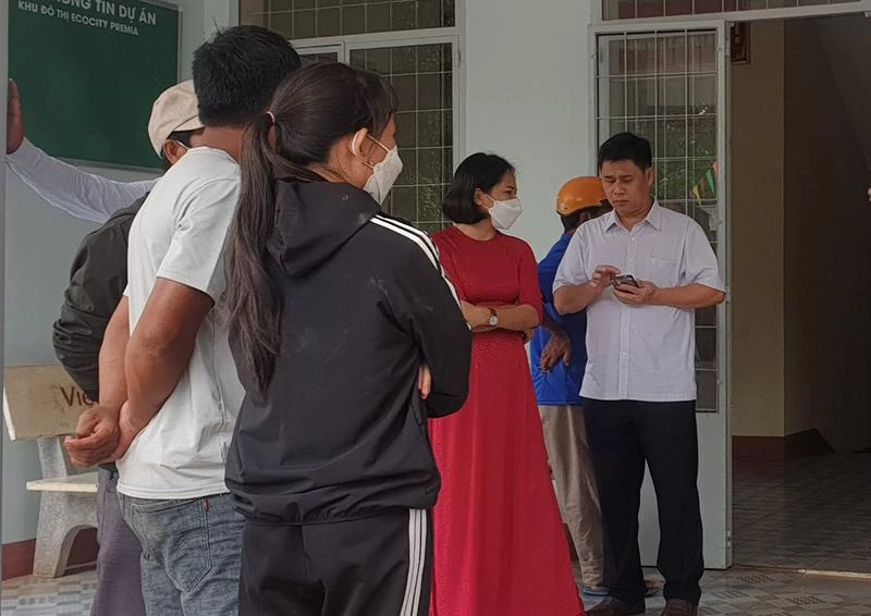 Người thân cháu L. đến trụ sở UBND phường Tân An yêu cầu làm rõ sự việc. Ảnh: HT Người thân cháu L. đến trụ sở UBND phường Tân An yêu cầu làm rõ sự việc. Ảnh: HT