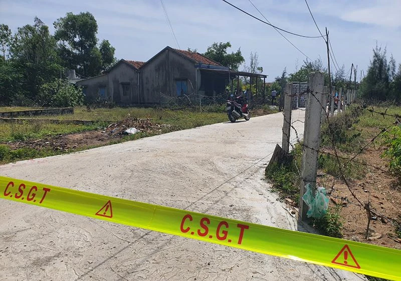 Lực lượng công an phong tỏa căn nhà có ba người bị sát hại. Ảnh: TL Lực lượng công an phong tỏa căn nhà có ba người bị sát hại. Ảnh: TL