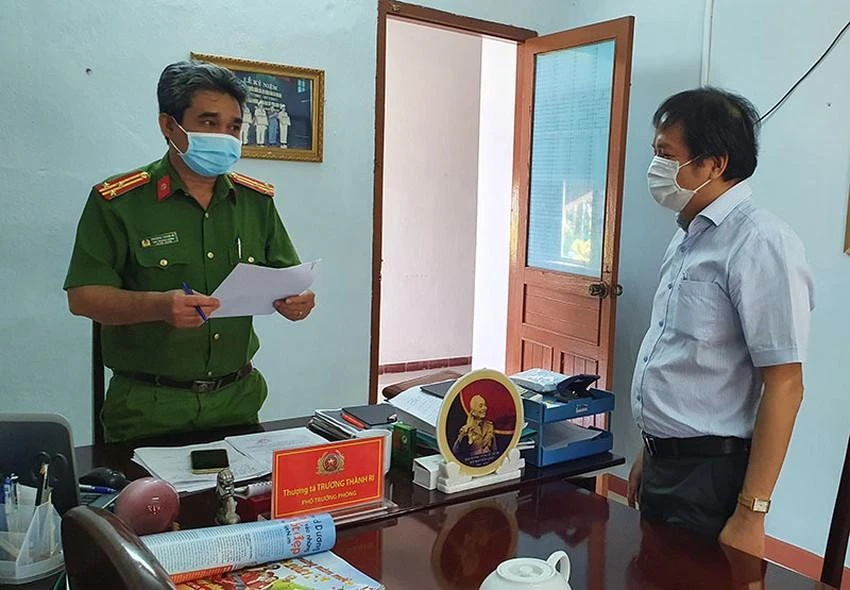 Cơ quan CSĐT Công an tỉnh Phú Yên tống đạt quyết định khởi tố bị can đối với ông Nguyễn Ngọc Duy, Phó Cục trưởng Cục thuế Phú Yên. Ảnh: TẤN LỘC Cơ quan CSĐT Công an tỉnh Phú Yên tống đạt quyết định khởi tố bị can đối với ông Nguyễn Ngọc Duy, Phó Cục trưởng Cục thuế Phú Yên. Ảnh: TẤN LỘC