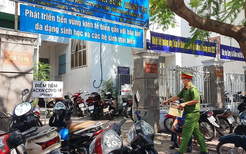 Lực lượng công an đến trụ sở CDC Khánh Hòa. Ảnh: HUỲNH HẢI Lực lượng công an đến trụ sở CDC Khánh Hòa. Ảnh: HUỲNH HẢI