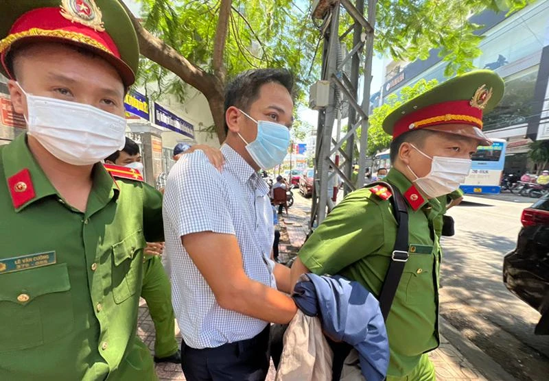 Trần Quốc Huy, Trưởng phòng Tổ chức hành chính CDC Khánh Hòa bị bắt tạm giam. Ảnh: HUỲNH HẢI Trần Quốc Huy, Trưởng phòng Tổ chức hành chính CDC Khánh Hòa bị bắt tạm giam. Ảnh: HUỲNH HẢI