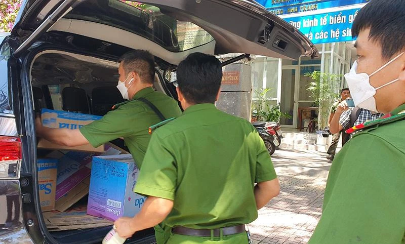 Cơ quan điều tra thu giữ nhiều tài liệu tại CDC Khánh Hòa. Ảnh: HUỲNH HẢI Cơ quan điều tra thu giữ nhiều tài liệu tại CDC Khánh Hòa. Ảnh: HUỲNH HẢI
