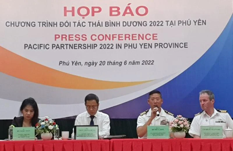 Đại tá Hải quân Hoa Kỳ Henry Kim, Đoàn trưởng PP22 giới thiệu các hoạt động của PP22. Ảnh: TẤN LỘC Đại tá Hải quân Hoa Kỳ Henry Kim, Đoàn trưởng PP22 giới thiệu các hoạt động của PP22. Ảnh: TẤN LỘC