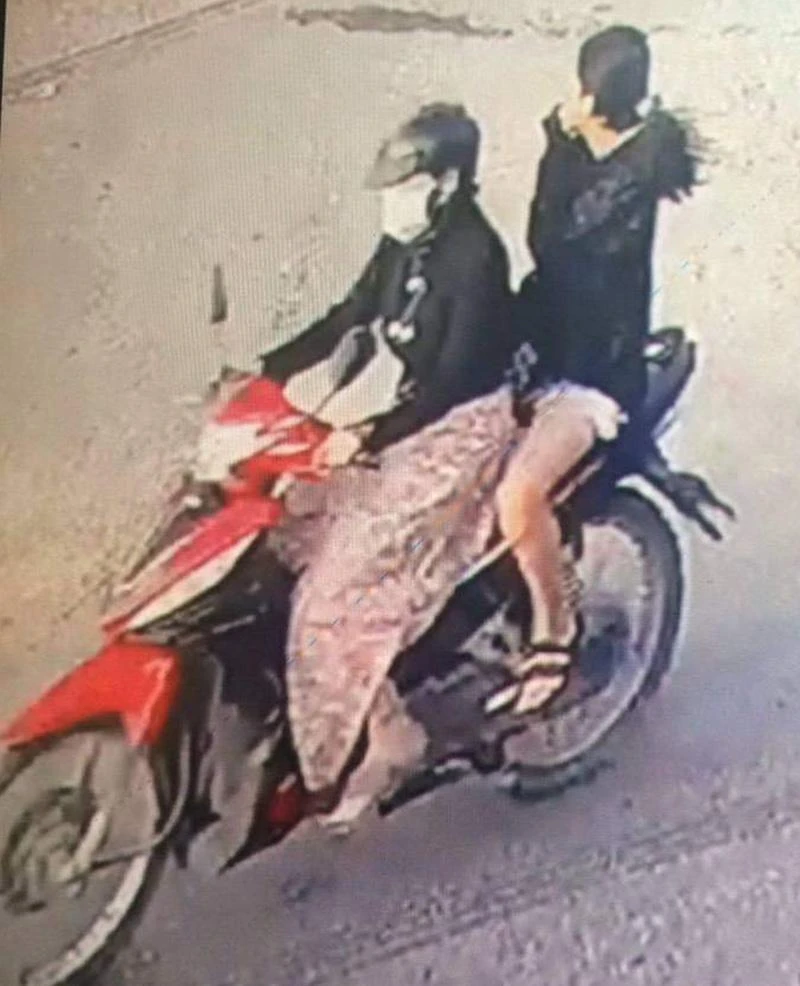 Người phụ nữ lạ mặt chở bé gái đi bất thường. Ảnh trích xuất từ camera an ninh. Người phụ nữ lạ mặt chở bé gái đi bất thường. Ảnh trích xuất từ camera an ninh.