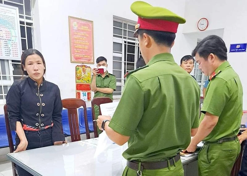 Cơ quan điều tra tống đạt quyết định khởi tố đối với Phạm Thị Bích Hằng. Ảnh: CACC Cơ quan điều tra tống đạt quyết định khởi tố đối với Phạm Thị Bích Hằng. Ảnh: CACC