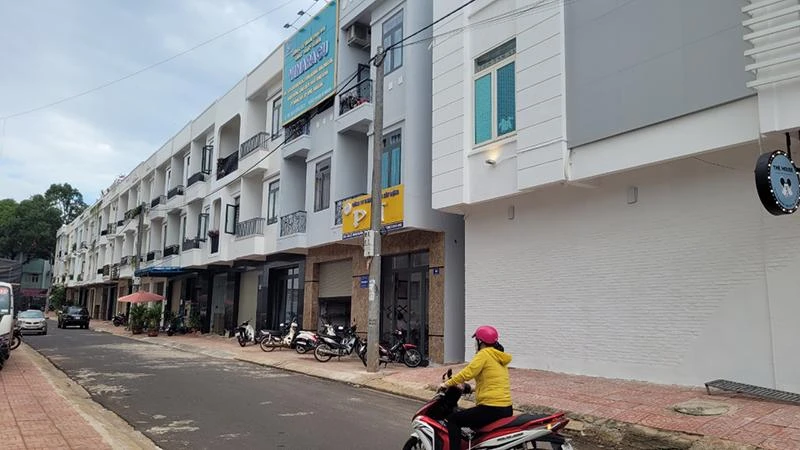 Dãy nhà của dự án Trung tâm Thương mại Phú Xuân xây dựng trên đất thương mại dịch vụ. Ảnh: VL Dãy nhà của dự án Trung tâm Thương mại Phú Xuân xây dựng trên đất thương mại dịch vụ. Ảnh: VL