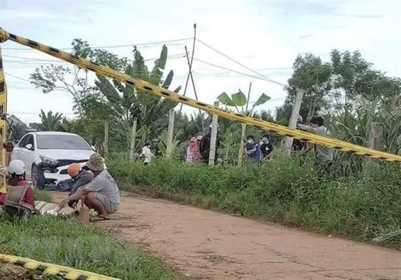 Đoạn đường ô tô đâm vào đuôi xe máy. Ảnh: CTV