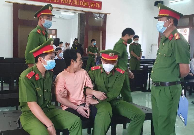 Bị cáo Đoàn Minh Hải liên tục quay sang đòi giết em vợ cũ. Ảnh: TL Bị cáo Đoàn Minh Hải liên tục quay sang đòi giết em vợ cũ. Ảnh: TL