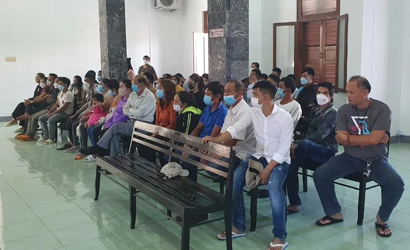 Nhiều người theo dõi phiên tòa. Ảnh: TL Nhiều người theo dõi phiên tòa. Ảnh: TL