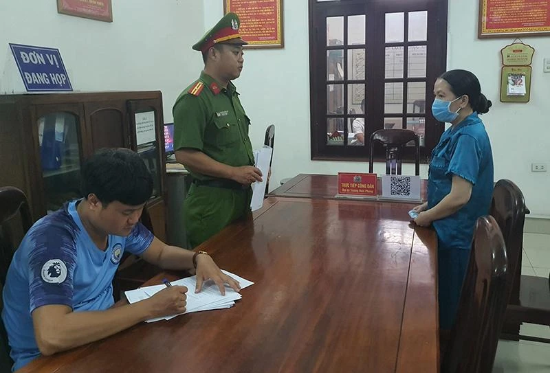 Tống đạt quyết định khởi tố đối với Bùi Thị Tú Trinh. Ảnh: CACC Tống đạt quyết định khởi tố đối với Bùi Thị Tú Trinh. Ảnh: CACC