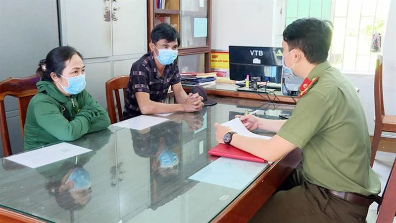 Cơ quan an ninh điều tra làm việc với các nghi can trong vụ án. Ảnh: CA Cơ quan an ninh điều tra làm việc với các nghi can trong vụ án. Ảnh: CA