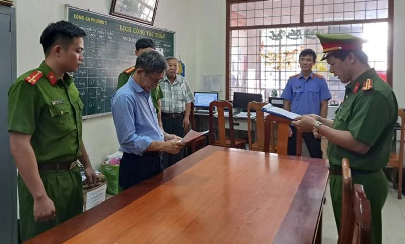 Cơ quan điều tra tống đạt quyết định khởi tố bị can đối với ông Nguyễn Xuân Châu. Ảnh: VKSND PHÚ YÊN Cơ quan điều tra tống đạt quyết định khởi tố bị can đối với ông Nguyễn Xuân Châu. Ảnh: VKSND PHÚ YÊN