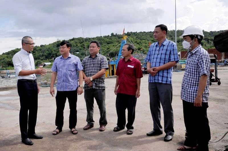 Ông Phạm Đại Dương, Bí thư Tỉnh ủy Phú Yên (bìa trái) kiểm tra công tác ứng phó bão số 4 tại thị xã Sông Cầu. Ảnh: ANH NGỌC