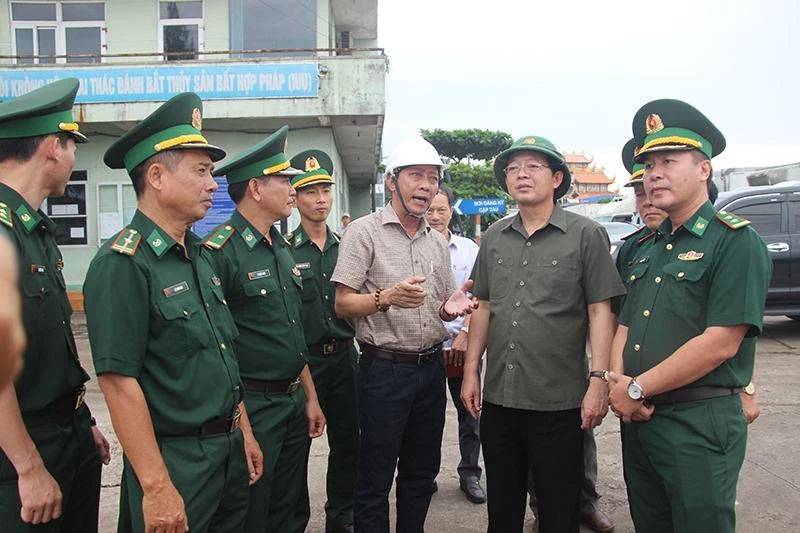 Ông Hồ Quốc Dũng, Bí thư Tỉnh ủy Bình Định (thứ hai từ phải sang, hàng đầu) kiểm tra công tác ứng phó bão tại cảng cá Quy Nhơn. Ảnh: NO Ông Hồ Quốc Dũng, Bí thư Tỉnh ủy Bình Định (thứ hai từ phải sang, hàng đầu) kiểm tra công tác ứng phó bão tại cảng cá Quy Nhơn. Ảnh: NO