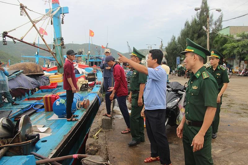 Lực lượng biên phòng Bình Định hỗ trợ ngư dân ứng pho bão. Ảnh: NO Lực lượng biên phòng Bình Định hỗ trợ ngư dân ứng pho bão. Ảnh: NO