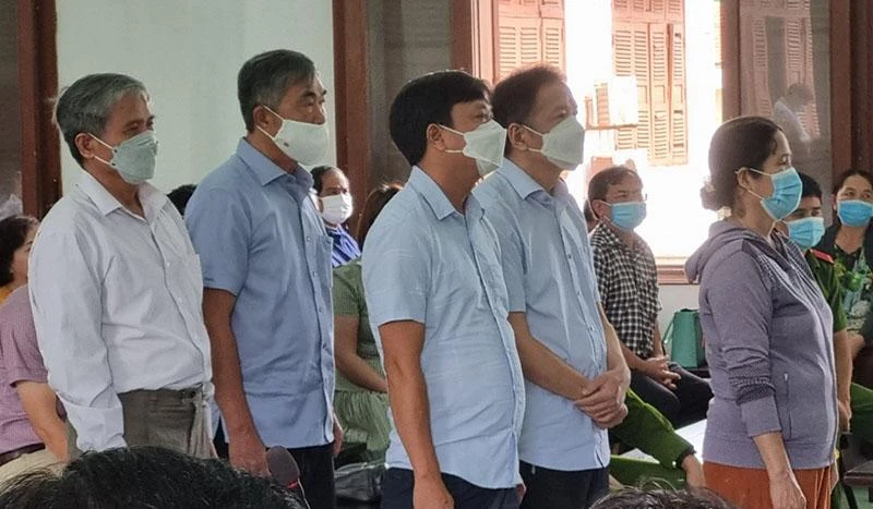 Năm bị cáo là cựu lãnh đạo tại phiên tòa. Ảnh: TẤN LỘC Năm bị cáo là cựu lãnh đạo tại phiên tòa. Ảnh: TẤN LỘC