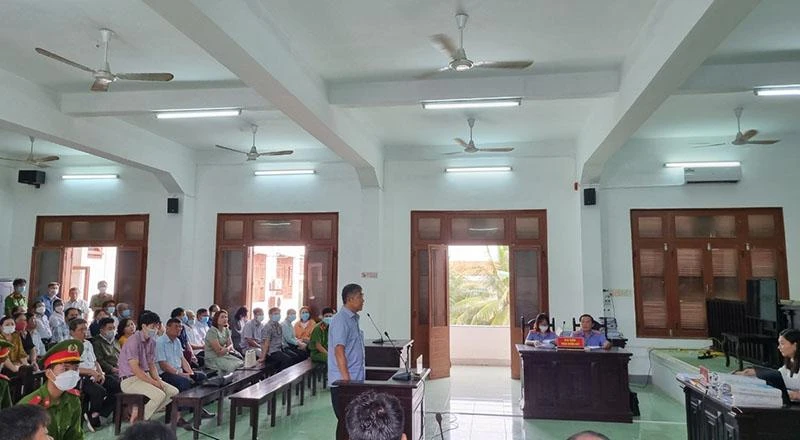Bị cáo Nguyễn Chí Hiến, cựu Phó Chủ tịch thường trực UBND tỉnh Phú Yên, khai báo khi HĐXX làm thủ tục khai mạc phiên tòa. Ảnh: TẤN LỘC Bị cáo Nguyễn Chí Hiến, cựu Phó Chủ tịch thường trực UBND tỉnh Phú Yên, khai báo khi HĐXX làm thủ tục khai mạc phiên tòa. Ảnh: TẤN LỘC