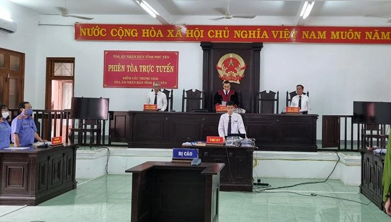 Chủ tọa phiên tòa công bố quyết định đưa vụ án ra xét xử. Ảnh: TẤN LỘC Chủ tọa phiên tòa công bố quyết định đưa vụ án ra xét xử. Ảnh: TẤN LỘC