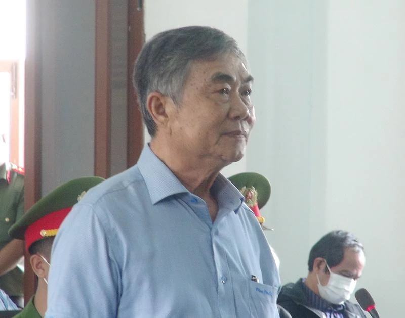 Bị cáo Nguyễn Chí Hiến, cựu Phó chủ tịch thường trực UBND tỉnh Phú Yên, bị đề nghị phạt 7-8 năm tù. Ảnh: TẤN LỘC Bị cáo Nguyễn Chí Hiến, cựu Phó chủ tịch thường trực UBND tỉnh Phú Yên, bị đề nghị phạt 7-8 năm tù. Ảnh: TẤN LỘC