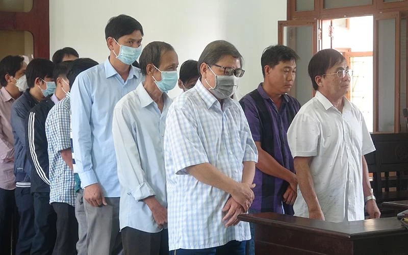 Các bị cáo nghe tòa tuyên án. Ảnh: VŨ XUÂN