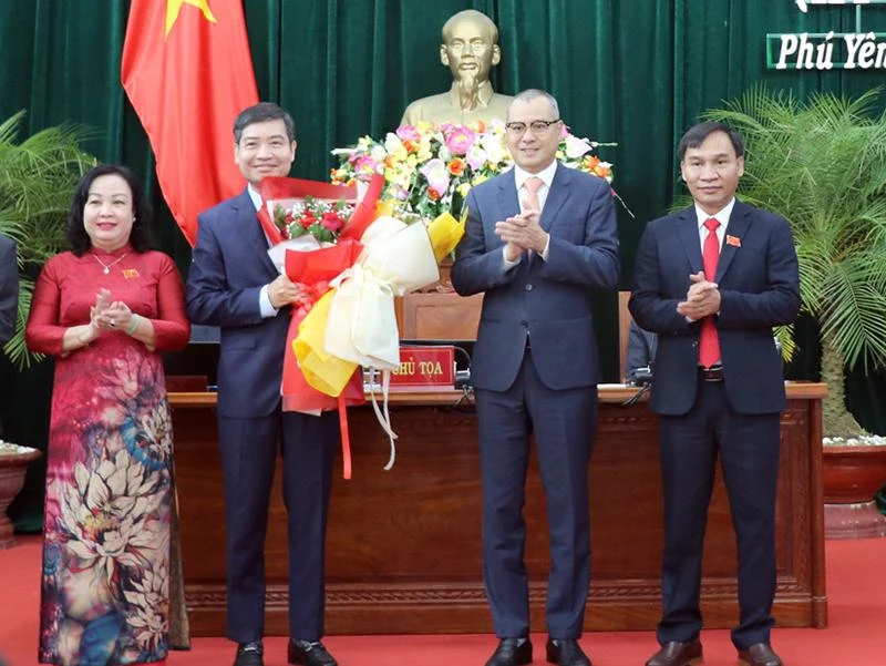 Lãnh đạo tỉnh Phú Yên chúc mừng ông Tạ Anh Tuấn. Ảnh: VŨ XUÂN Lãnh đạo tỉnh Phú Yên chúc mừng ông Tạ Anh Tuấn. Ảnh: VŨ XUÂN