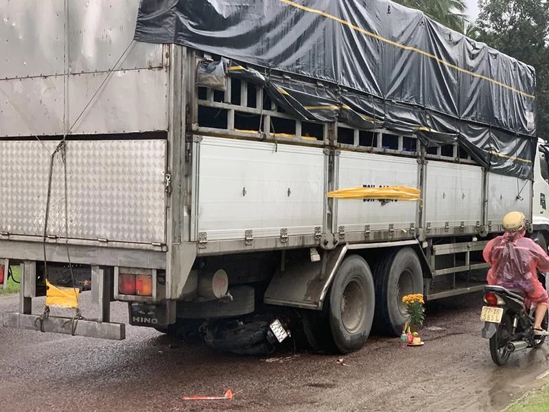 Chiếc xe tải cuốn xe máy cùng ba mẹ con vào gầm. Ảnh: CTV Chiếc xe tải cuốn xe máy cùng ba mẹ con vào gầm. Ảnh: CTV